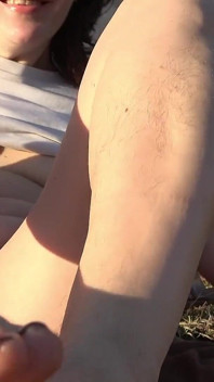 Boerenvrouw met rubberen laarzen masturbeert buiten