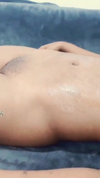 안마사에게 전신 마사지를 해주는 섹시한 새엄마 따먹기
