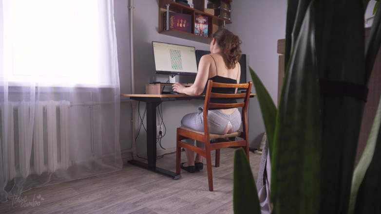 Teasecombo 4K: 찢어진 바지를 입고 일하는 핫한 동료를 붙잡은 캠