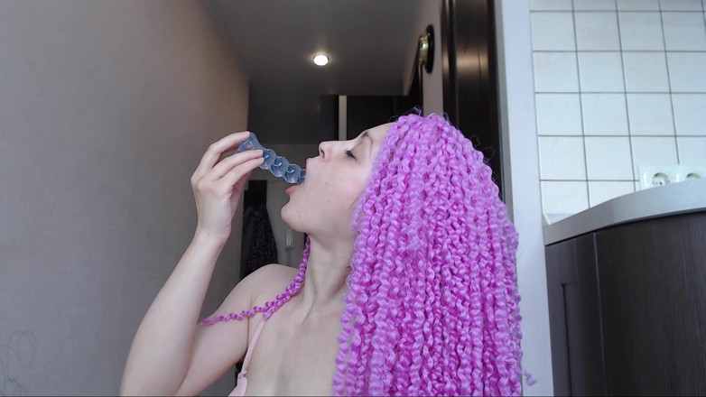 MyClearSky: Une fille aux cheveux roses se masturbe le cul