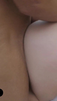Il vecchio sporco sborra e fa squirtare la piccola studentessa bionda Ellie Shoule - immorale live 4K