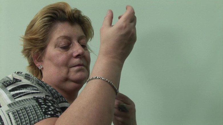 Solo Sex: Chubby granny loves her dildo!