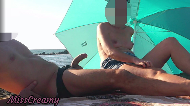 Miss Creamy: समुद्र तट पर सबके सामने मेरा लंड दिखाना और मेरी सौतेली बेटी मुझे वीर्य निकालने में मदद करती है - असली सेक्स जोखिम भरा