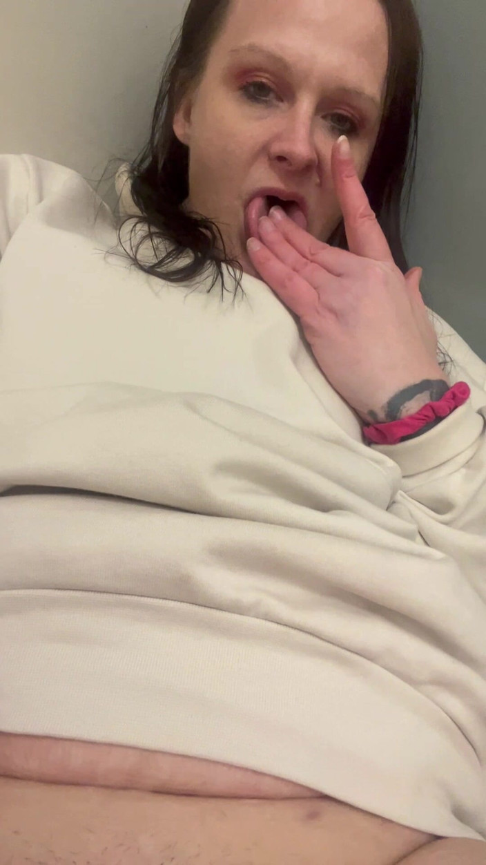 Sinful-Secrets: Ajudan care muncrat di kamar mandi umum saat istirahat