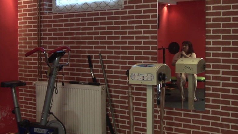 Solo Sex: Big girl enjoys masturbation in the gym