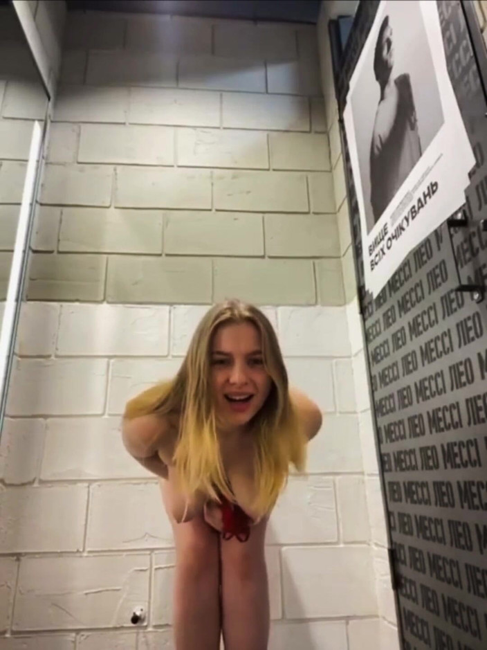 JuiceLussie: Chica completamente desnuda se masturba en público