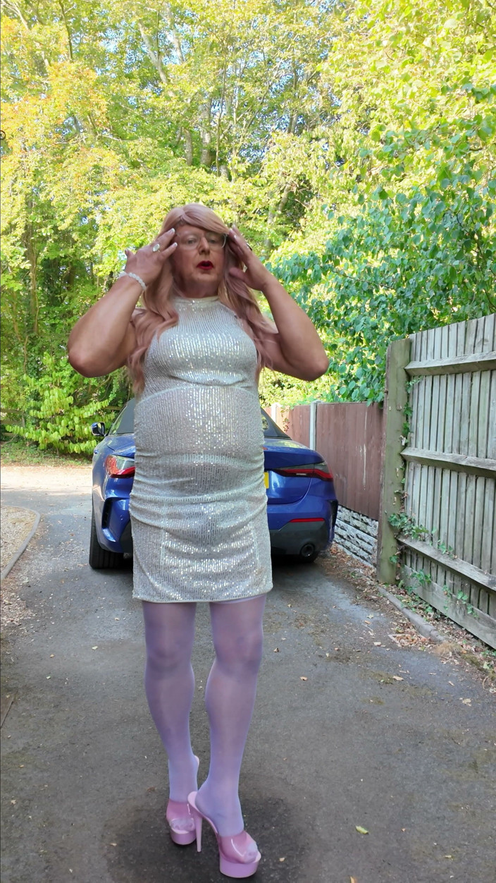 Kellycd2022: Transvestiert kellycd2022 in sexy weißen strümpfen und absätzen