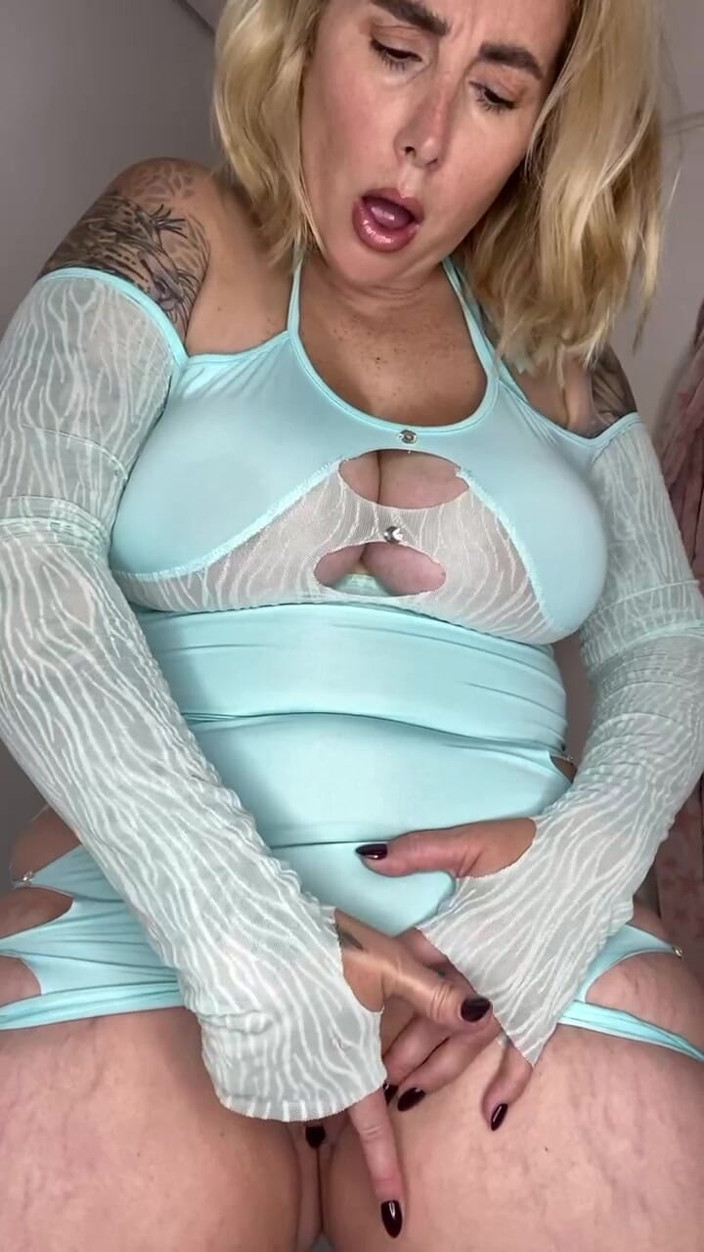 Paige Turnah: 我想要你在挑逗你的时候把你的鸡巴拿出来为我撸