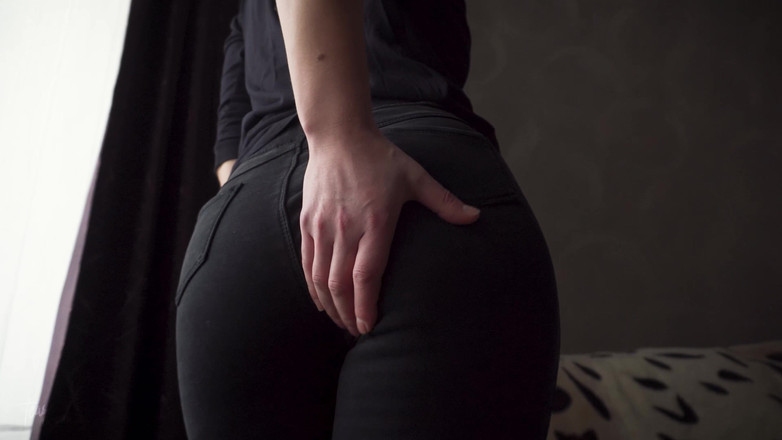 Teasecombo 4K: Sexy MILF v těsných černých džínách ukazující bílé tanga velryby ocas