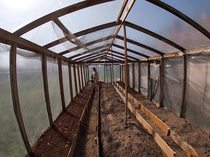 Hera Harding: Nude house wife working in the greenhouse
