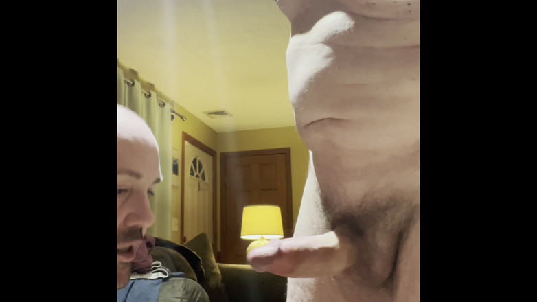 Tyler8: Tátovi velký penis dostane penis hluboko do krku a hra...