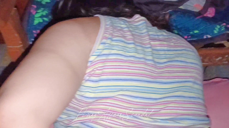 TeenPinayCloseUp: Kundička pinay krásky stříká sperma v výbušných orgasmech