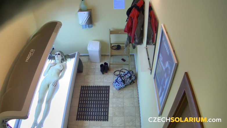 Czech Solarium: Tjeckiska Solarium 2: Blond remsor ner och visar upp sin tajta...