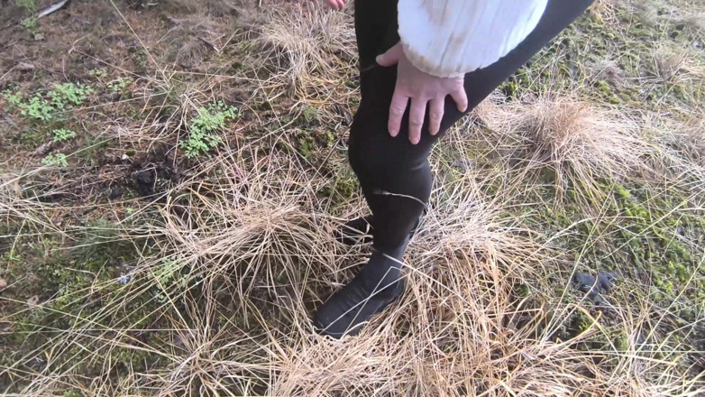 Bouncy Tits Action: Complètement nue dans la forêt - seins et fouet vaginal