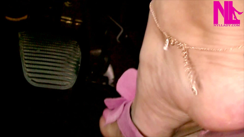 Nyllady: Fast Pedal Pumping in Floral Flops and Golden Anklet