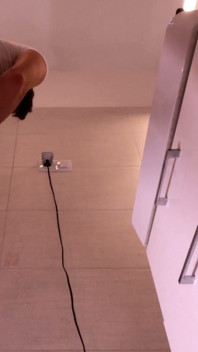 Geen beha geen slipje schattig tenger, ongelooflijk mooi echt universiteitsmeisje speelt met Creme in de badkamer in een korte minirok