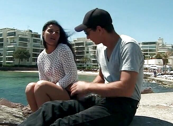 Analiscius: अद्भुत शरीर और मांसल चूत के साथ कामुक काले बालों वाली कुतिया की चुदाई हो रही है