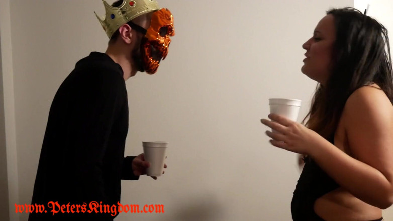 Sluts Around Town: Jednorázovka na halloweenské párty