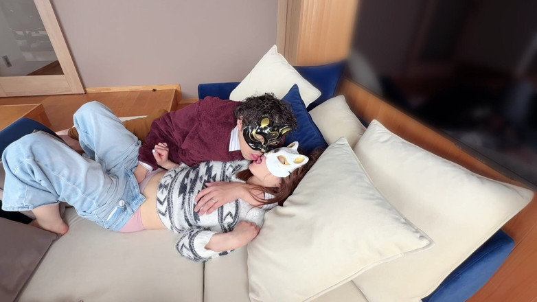 LuuLee0804: Na kanapie w pokoju romansowym dzielą namiętny pocałunek i zaczynają...