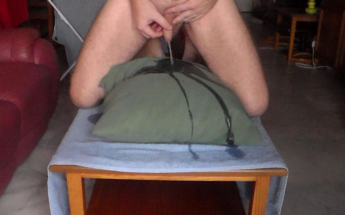 Sex hub male: Джон писяє на подушку для дивана