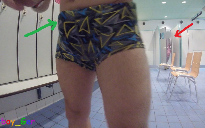 Funnyboy-Ger: Honím si v šatně u bazénu a vlastně jsem chtěl stříkat,...