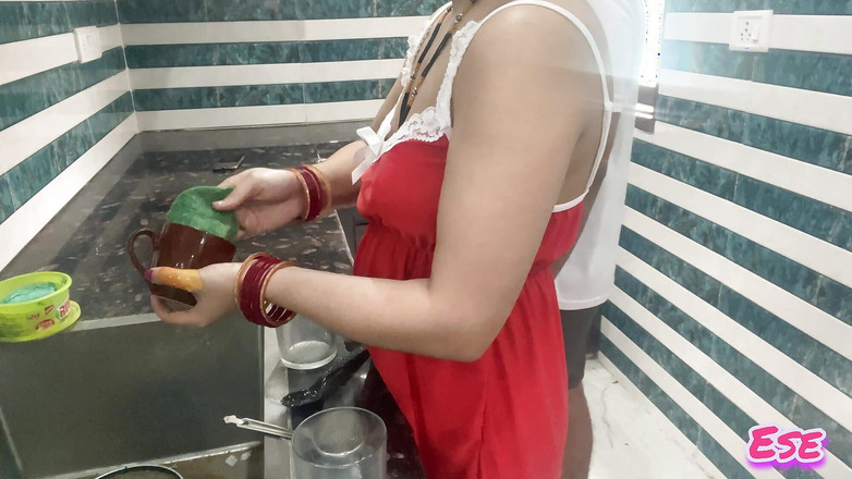 Sammy Sins: 饥渴的继子在厨房里干了她的继母