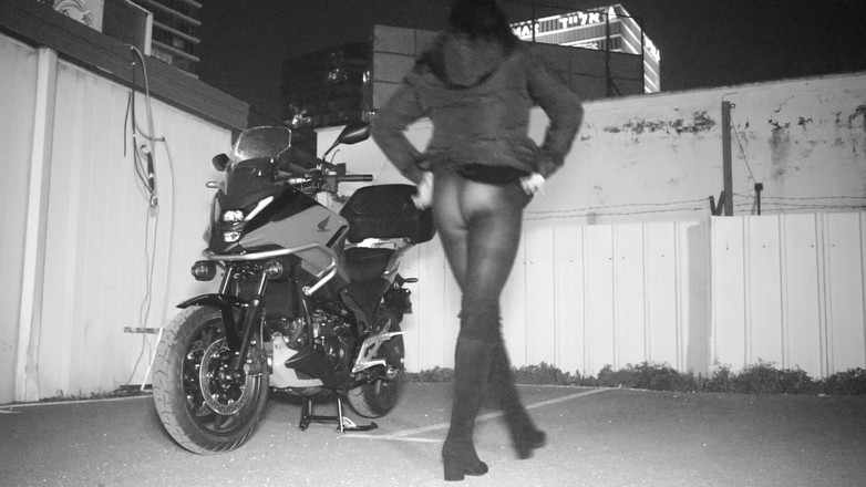 Voyager: Una mujer impresionante presentó la motocicleta