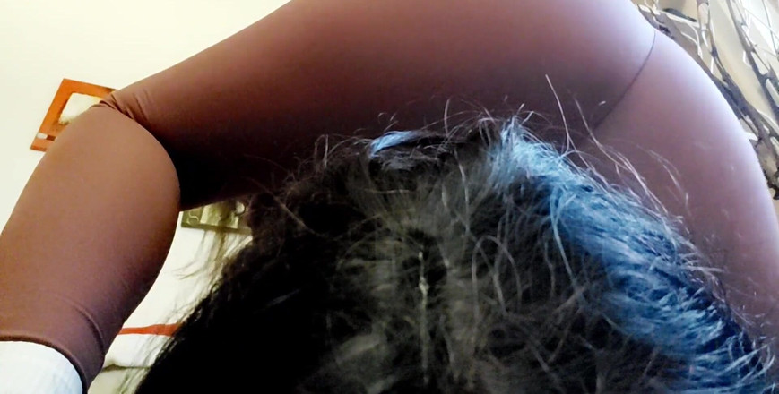 Nicoletta Embassi: ニコレッタは彼女の友人を圧倒し、彼女に彼女のすべてのオナラの匂いを嗅がせたいと思っています