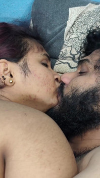 Hete diepe lippenvergrendeling in naakte romantiek