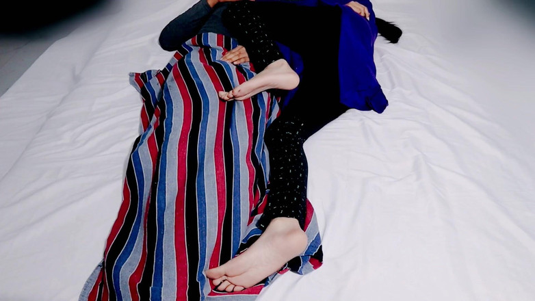 Desifilmy45: 火辣苗条的老板娘被印度大黑屌司机干