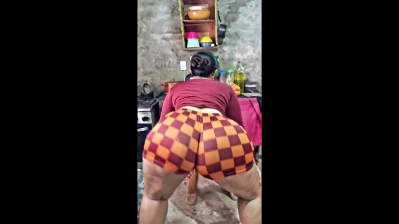 Xprohibidox1: Gran trasero en pantalones cortos a cuadros