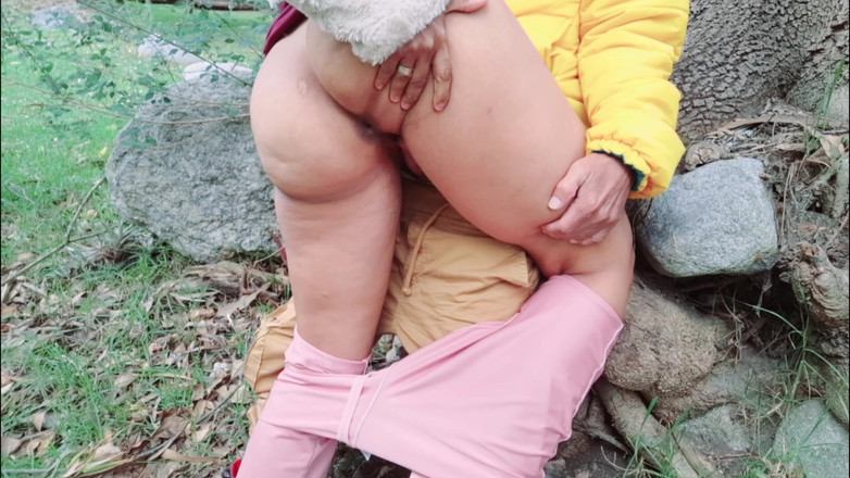 Lady: Máy bay bà già vú to, mông to bú cu...