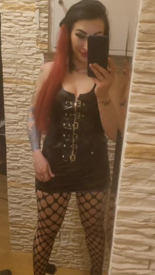 KatrixandCaliforniaLatex: Göttin posiert in latex und zeigt ihren saftigen arsch