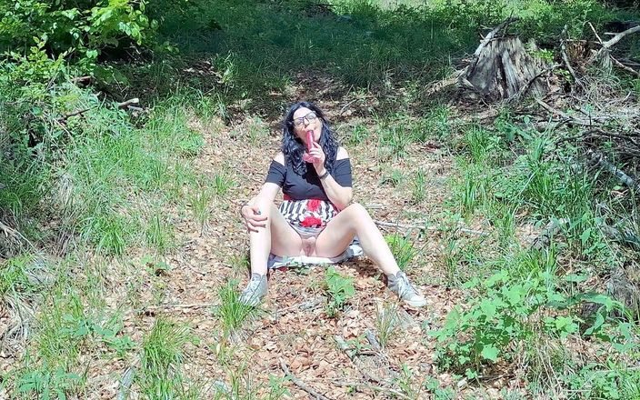 Toilet Mommy: La moglie calda si masturba con un dildo all'aperto