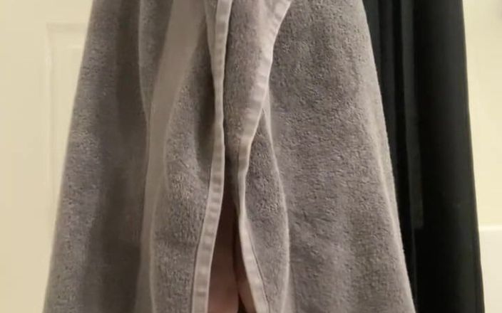Elianna: Secándome después de mi ducha