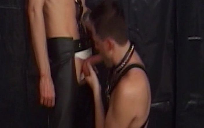 Just X Gays amateur porn: Piele, poftă și control: agățarea clubului sado-maso împinge doi bărbați la limitele...