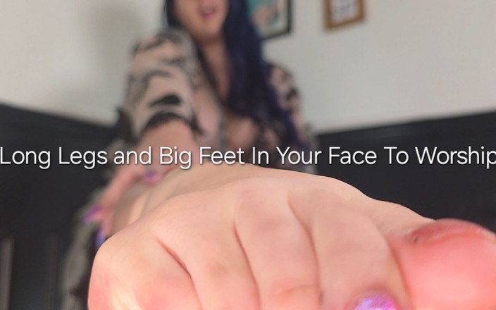 Freya Reign: 긴 다리와 큰 발을 얼굴에 대고 예배를 드리기