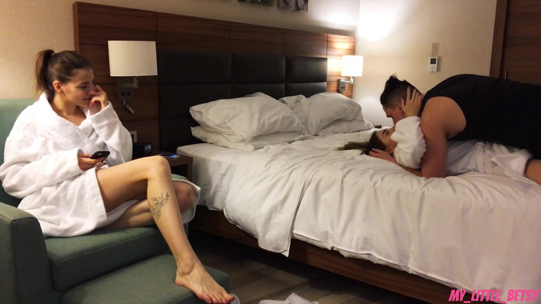 My Little Betsy: Nejprve šukám svoji přítelkyni a pak její kamarádku - stříkání do jejich...