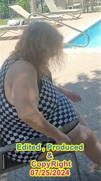 Asistenta Vicki poartă dame la piscină