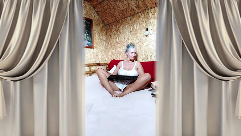 Lukerya: Suri rumah panas Lukerya dalam pakaian dalam putih satin di...