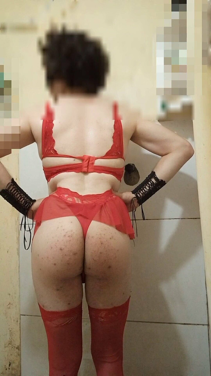 CarolCrossBsB: Mężczyzna w czerwonej seksownej bieliźnie