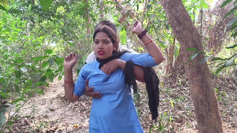 Sona bhabhi: Nữ sinh viên Odia đụ mạnh với bạn trai trong rừng,...