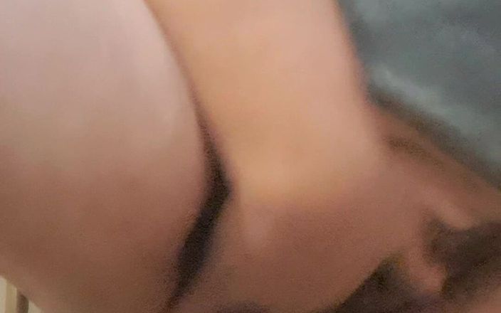 Mommy big hairy pussy: Close-up aftrekken met sperma erin