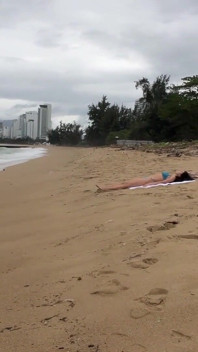 Awek boleh saya pancut pada tetek awak? - Berkelip zakar di pantai