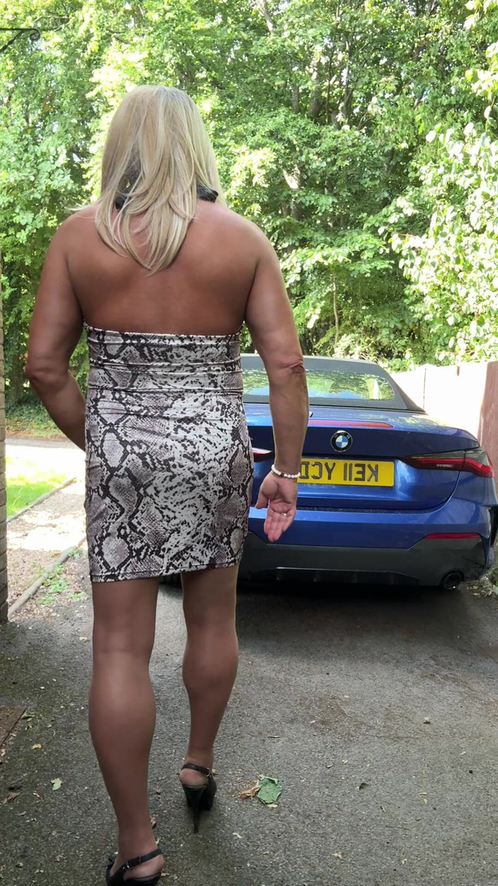 Kellycd2022: Si seksi crossdresser kellycd2022 dengan stoking tembus pandang dan sepatu...