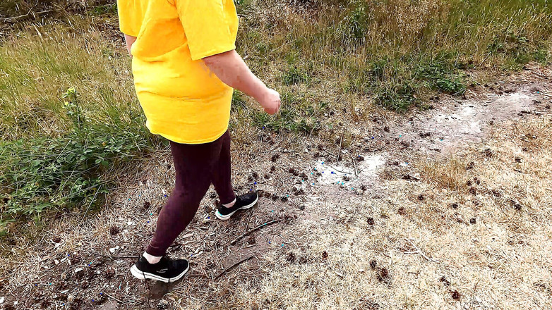 Bouncy Tits Action: Si inginocchia per la sborrata dopo schiaffi sulle tette