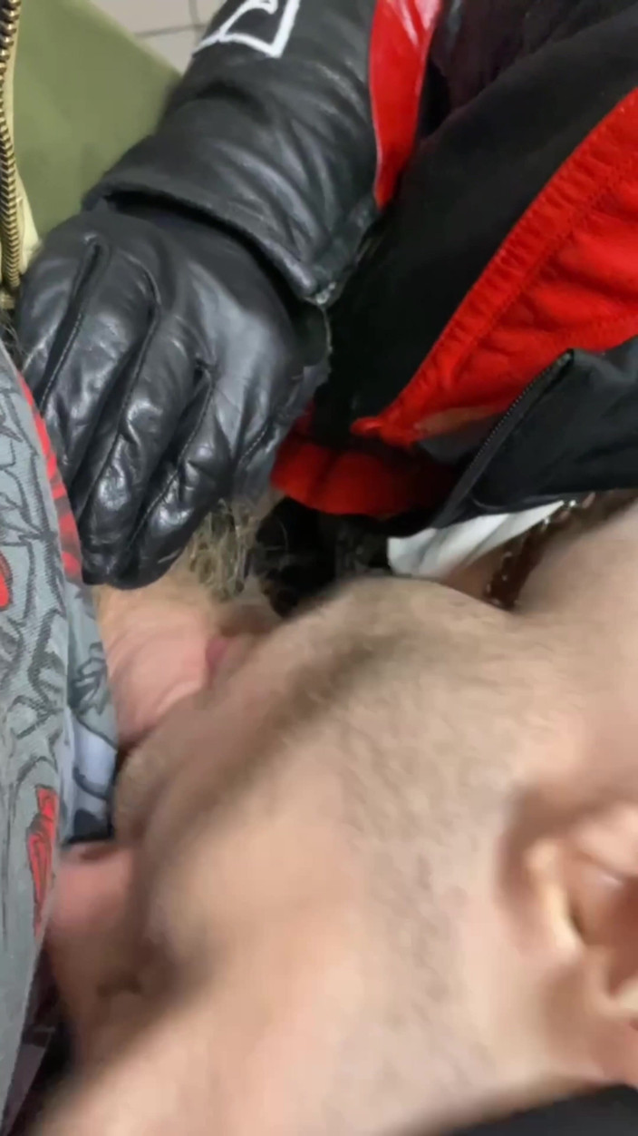 KinkySirius: Кінкісіріус у костюмі Чав Скаллі смокче з ведмедя в шкіряній куртці в туалеті станції