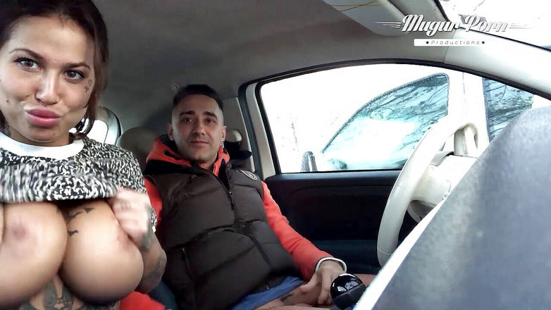 Mugur's World: मस्त काले बाल वाली Heidi van उत्तेजित कार में हॉट लंड चुसाई देती है