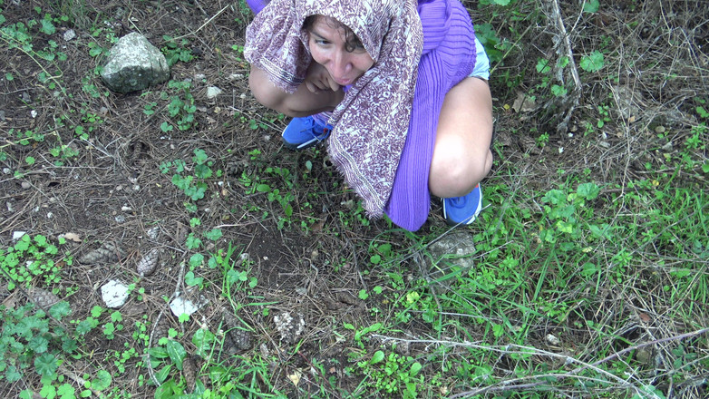 Souzan Halabi: 变态的继母向不安全的继子展示她如何从毛茸茸的阴户中撒尿