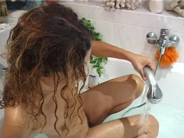 German Classic Porn videos: Stepmom get filmed while taking a bath